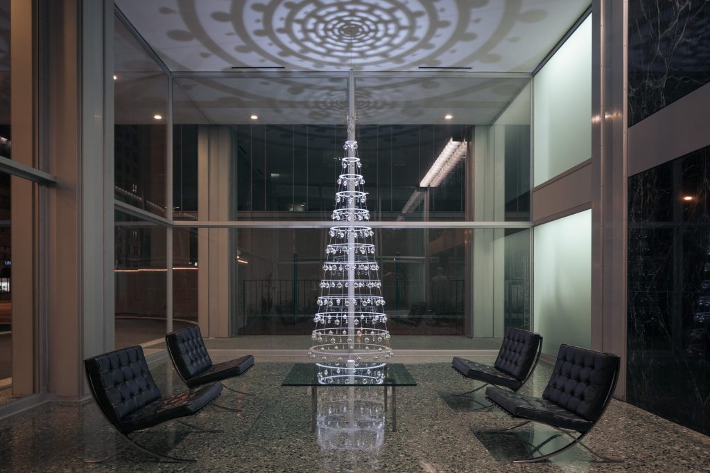 Extra-Large-Christmas-Tree-Lobby_mies_van_der_rohe