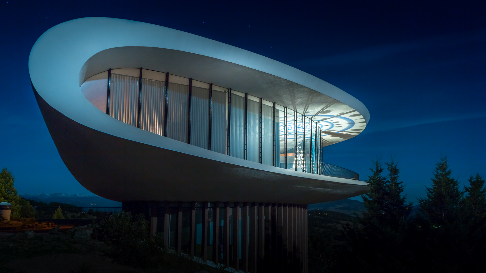 Iconic 'Sleeper House' meets Modern Christmas Tree