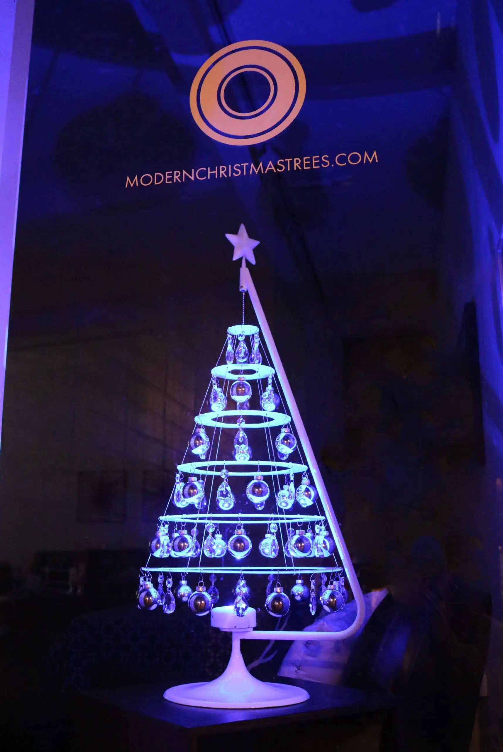 Store Modern Christmas Trees