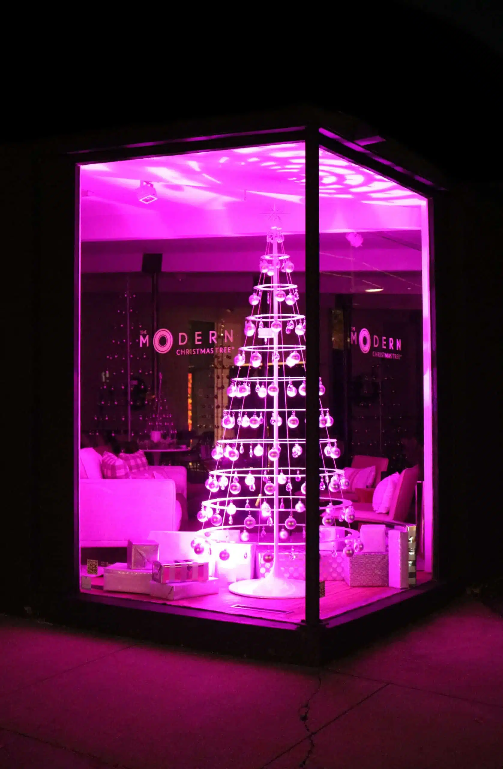 Store Modern Christmas Trees