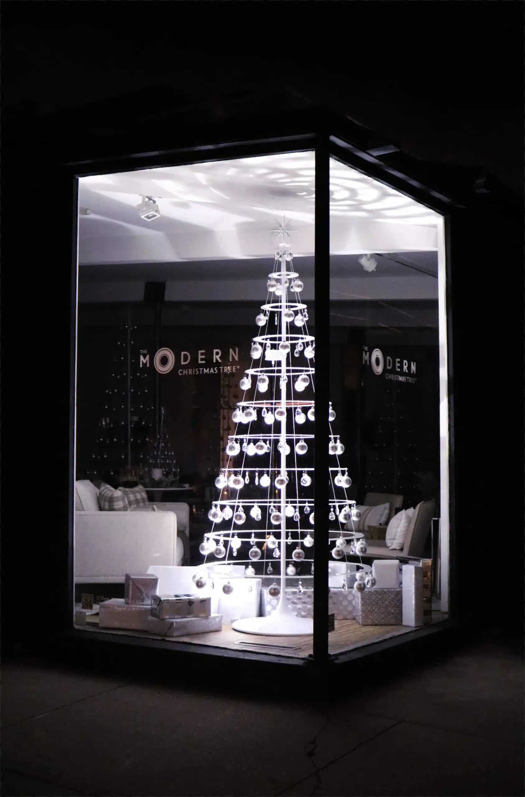 Store Modern Christmas Trees