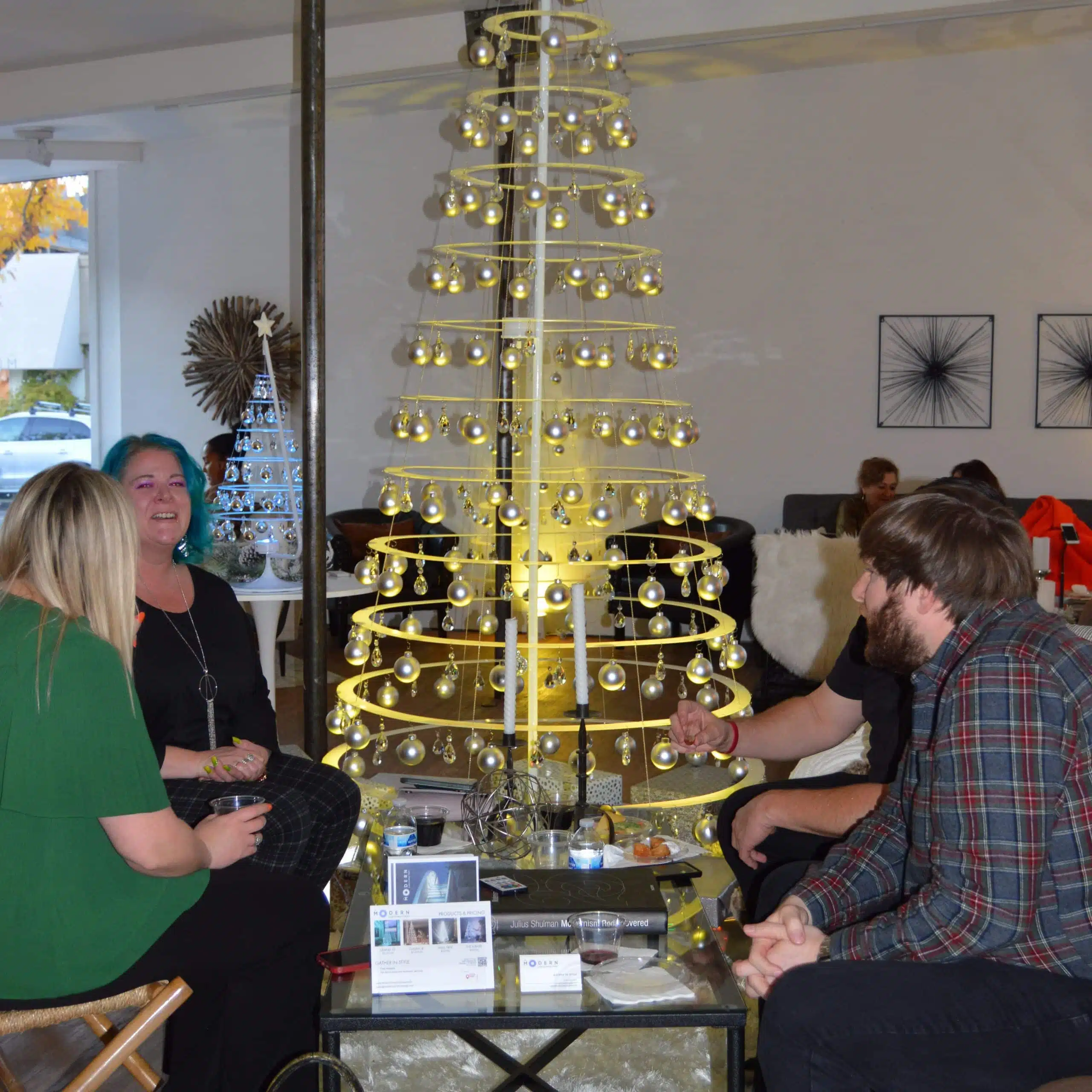 Store Modern Christmas Trees