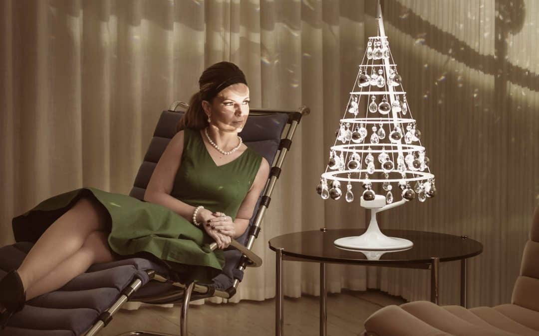 Why is the Modern Christmas Tree considered a Mid-Century Modern Design?